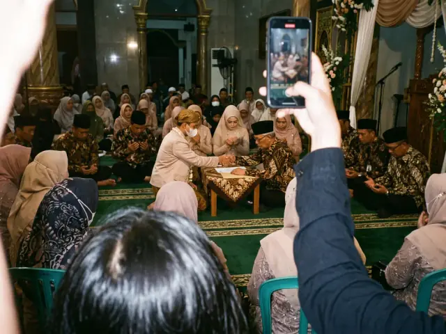 Prosesi akad nikah di masjid, direkam dari kursi tamu
