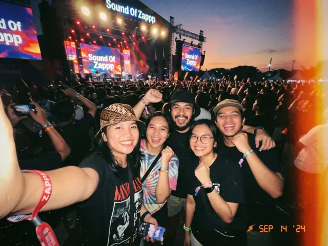 Tamu berswafoto di tengah keramaian festival musik