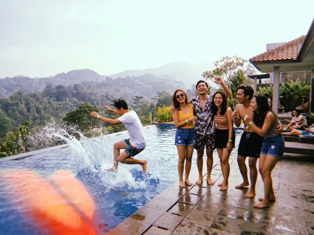 Tamu bercanda di tepi kolam renang villa