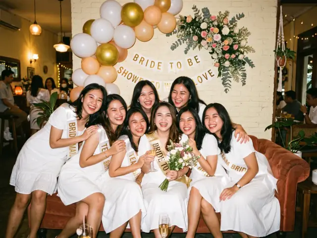 Pengantin dan para bridesmaid berfoto bersama di sofa