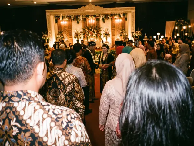 Tamu mengantre memberi selamat kepada pengantin di pelaminan