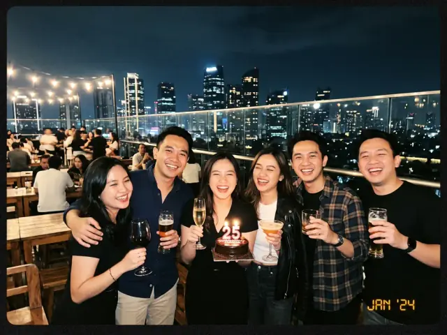 Perayaan ulang tahun dengan kue di rooftop bar