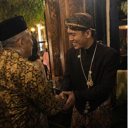 Rafi menyambut seorang kerabat yang lebih tua