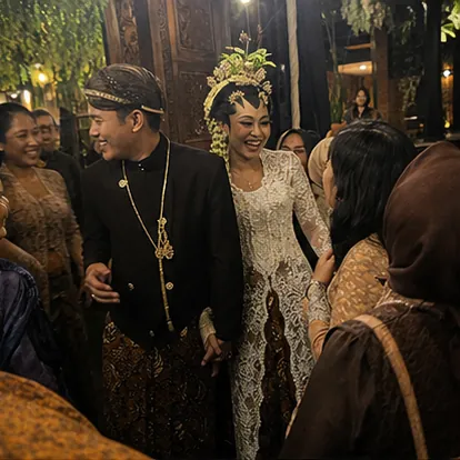 Dinda dan Rafi berjalan melewati tamu resepsi