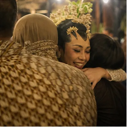 Dinda memeluk anggota keluarga di tengah keramaian