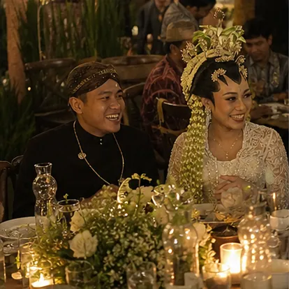 Dinda dan Rafi tertawa bersama di meja resepsi