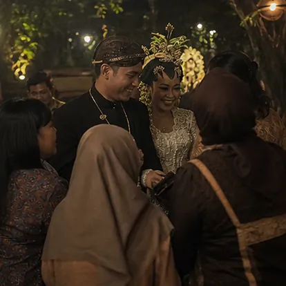 Dinda dan Rafi menyapa tamu menjelang akhir resepsi