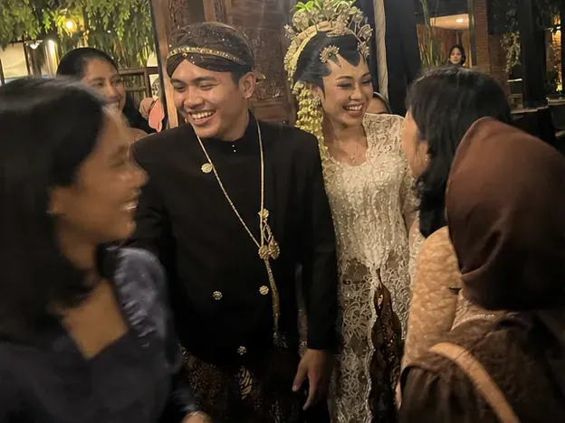 Dinda dan Rafi tertawa di tengah tamu resepsi