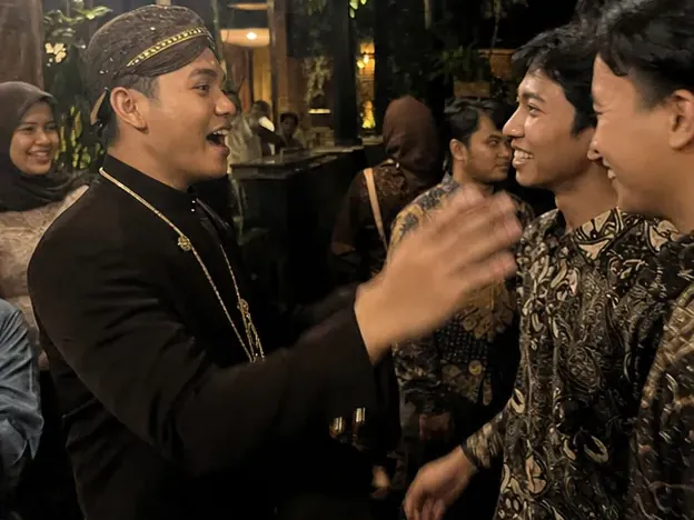 Rafi menyapa teman-temannya dengan spontan